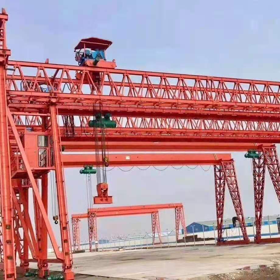提梁機。梁場