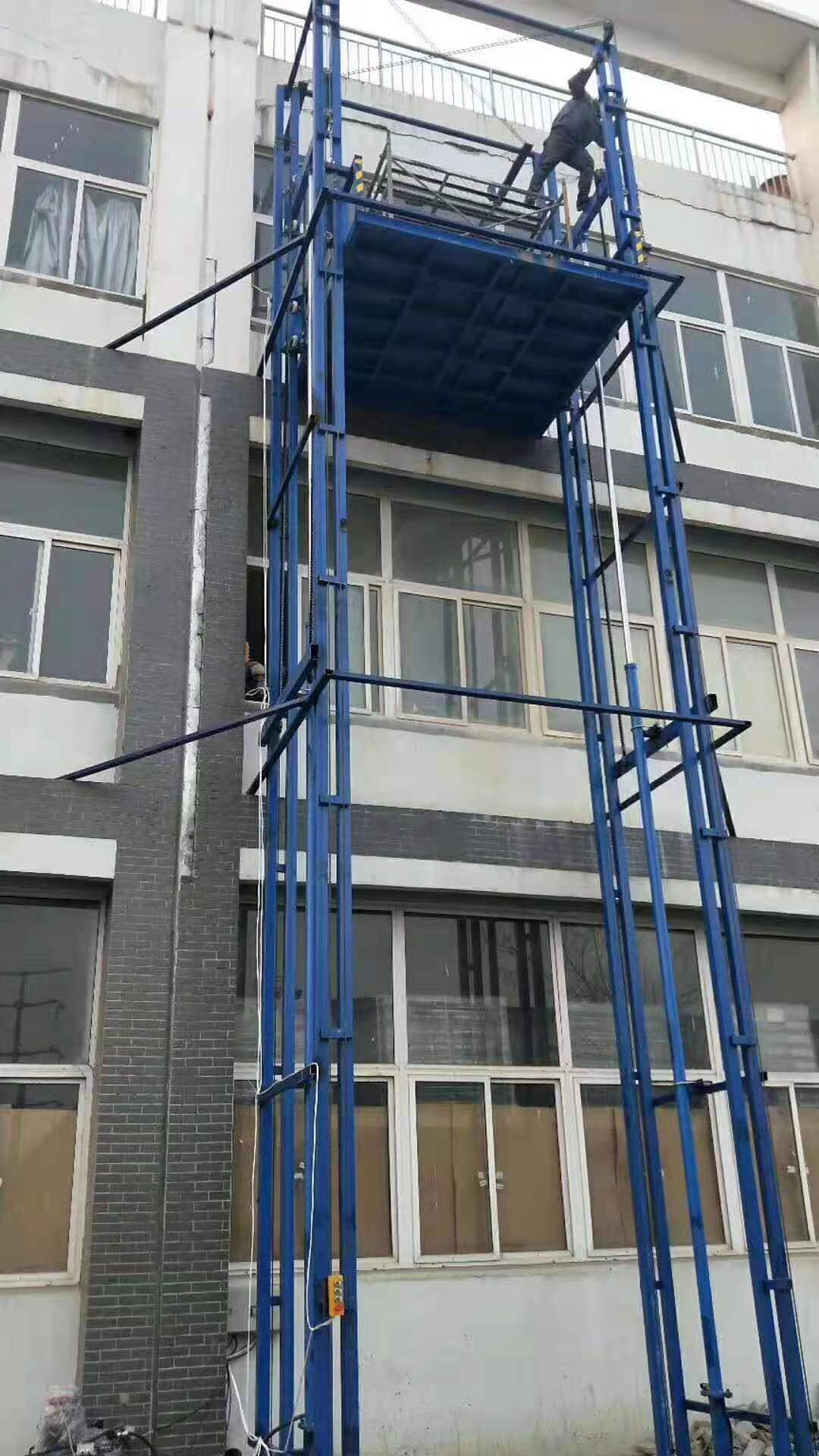 液壓貨梯，